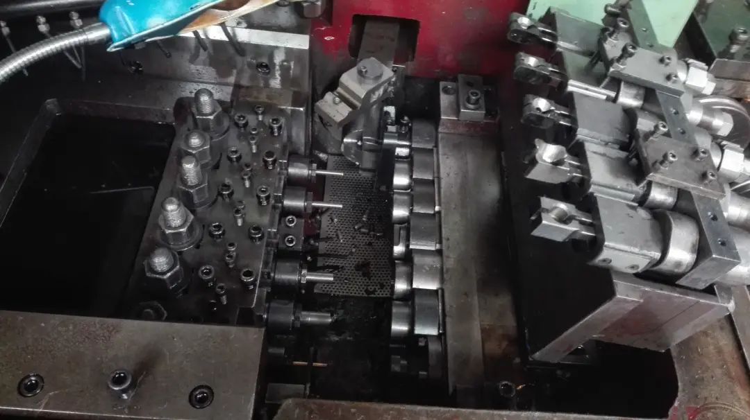 冷鐓機(jī)油煙異味污染,就用潔匠凈化·的凈工業(yè)除臭劑解決!.jpg 冷鐓機(jī)油煙異味污染,就用潔匠凈化·的凈工業(yè)除臭劑解決!.jpg