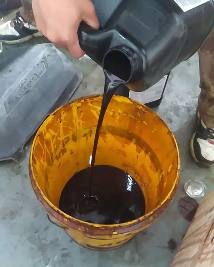 廢機油處理難度大,擺脫“惡臭異味”又有什么方向?.jpg 廢機油處理難度大,擺脫“惡臭異味”又有什么方向?.jpg